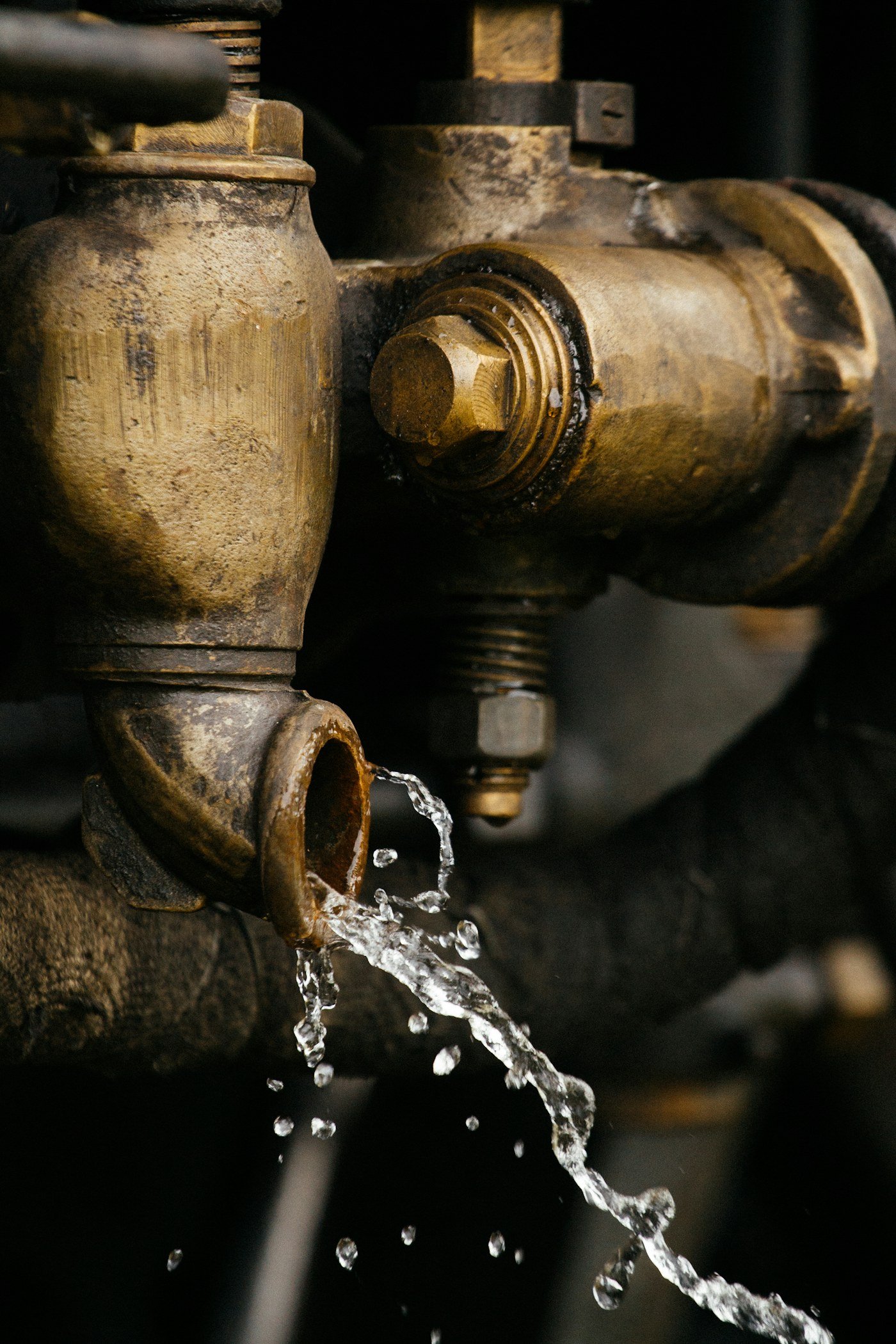 Goutte d'eau sur un tuyau en laiton