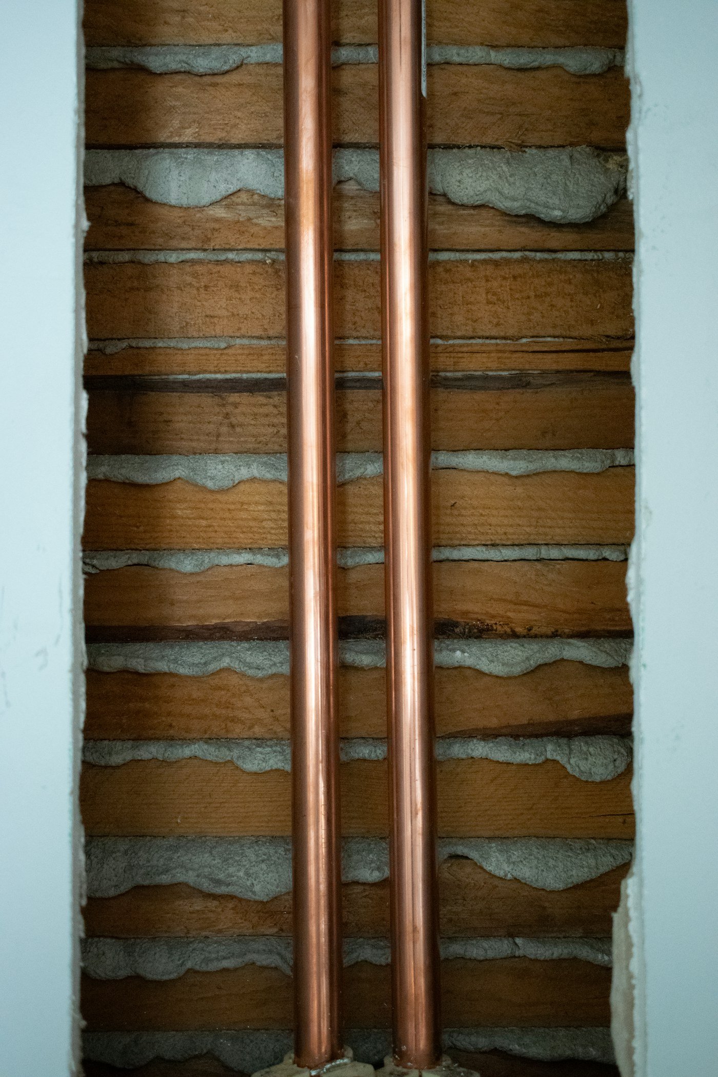 Tuyaux de cuivre sur un mur