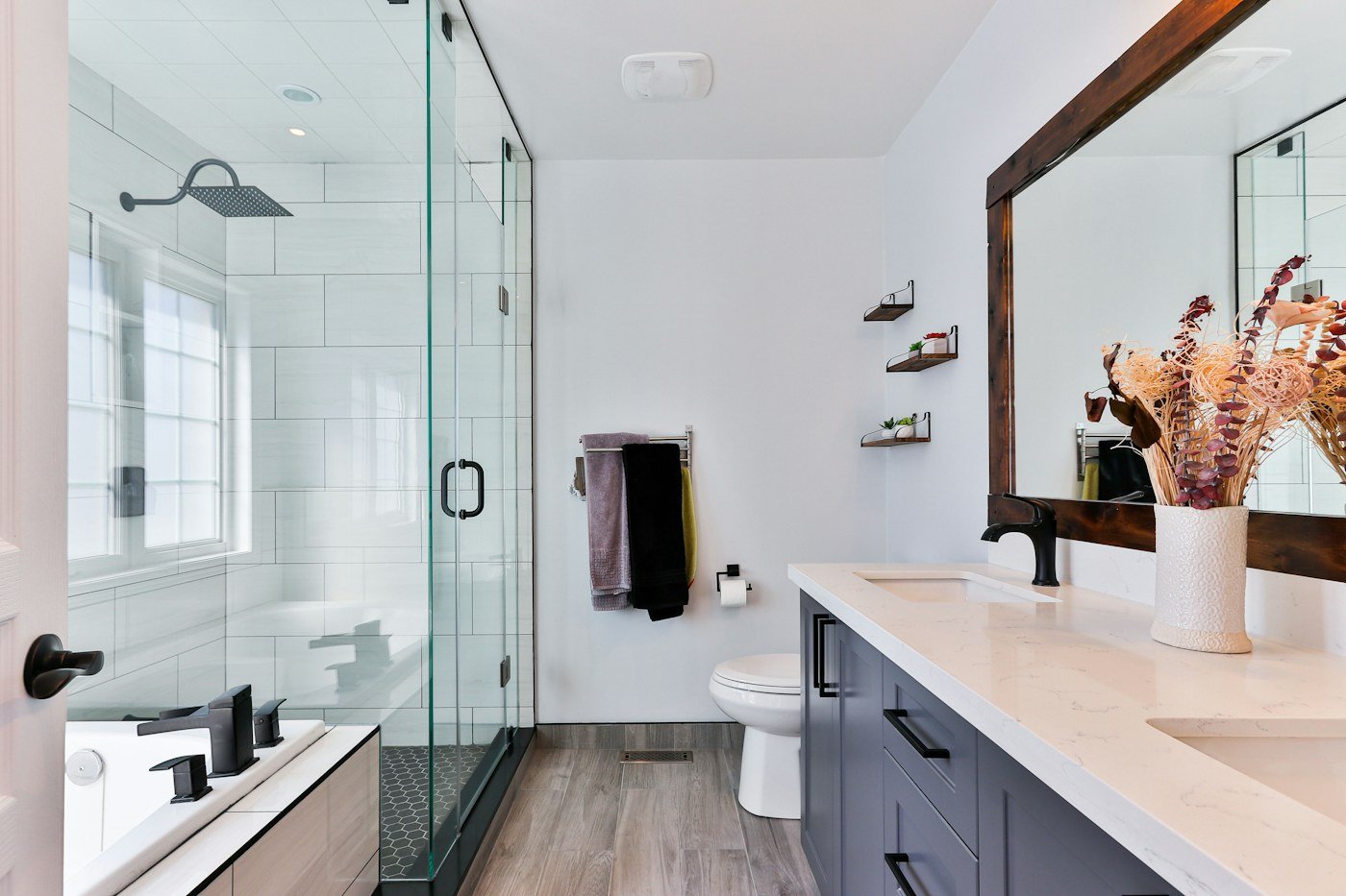 Salle de bain moderne avec douche et vasque